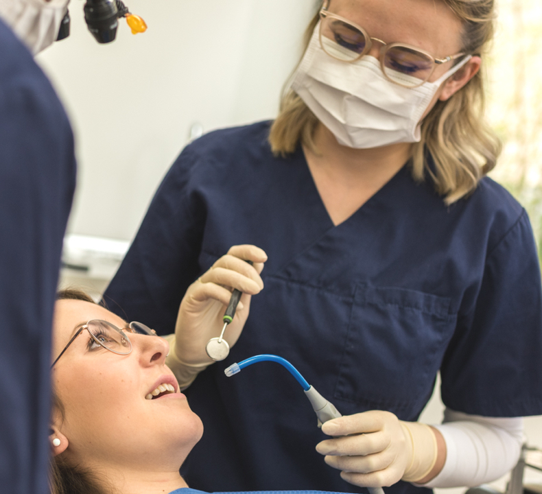 Professionelle Zahnreinigung (PZR) für weißere Zähne und Zahngesundheit